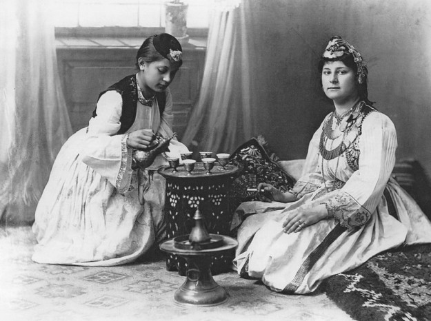 27 Ovdje Istok i Zapad žive zajedno, 1909. g.