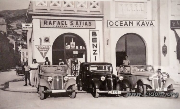 Musala_1938_pored_pumpe_Rafael_Atijas_je_držao_zastupnistvo_za_ADLER_koji_je_u_to_doba_bio_kao_i_Mecedes.jpg